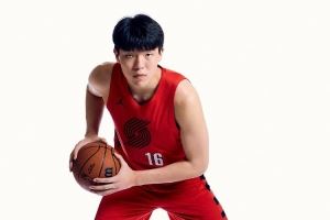 美媒調(diào)侃楊瀚森退出夏聯(lián)：明天有球迷會哭 到了現(xiàn)場卻發(fā)現(xiàn)楊不打
