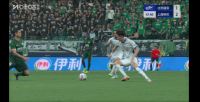 李可鏟倒張玉寧&后者痛苦倒地，馬寧向李可出示黃牌