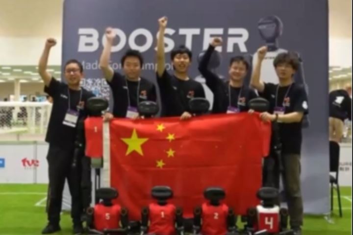 創(chuàng)造歷史！中國(guó)戰(zhàn)隊(duì)奪得機(jī)器人足球世界杯人形組歷史首冠