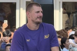 到北京啦??球迷高喊MVP！約老師樂開花??秀中文：北京歡迎你