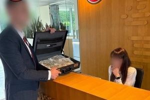 郵報：水晶宮球迷送假幣到歐足聯(lián)總部，抗議他們取消球隊歐聯(lián)資格