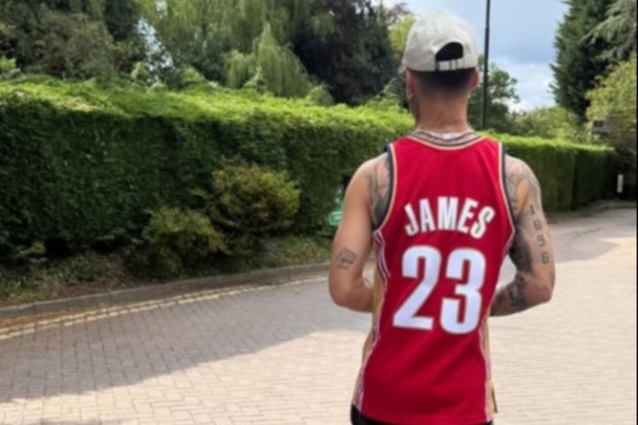 下家仍未定??安東尼曬照身穿NBA巨星詹姆斯球衣，定位曼徹斯特