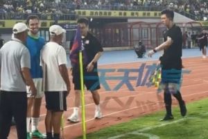 西海岸主場(chǎng)工作人員加時(shí)賽前提前收起角旗桿，多虧塞鳥及時(shí)發(fā)現(xiàn)