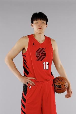體壇周報：楊瀚森是夏聯(lián)表現(xiàn)最好的首輪新秀中鋒 他是NBA的驚喜