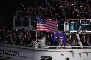 一年前的今天 詹姆斯在奧運會開幕式上擔任美國歷史首位男籃旗手