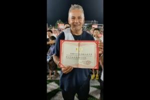 巴喬、卡洛斯“持證上崗”，兩人接收榕江學(xué)校名譽(yù)足球總教練聘書