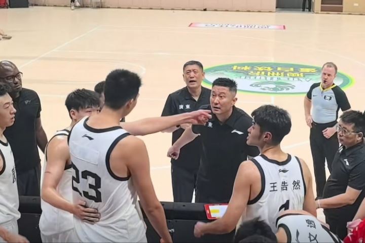 ??徐昕和杜鋒沖突？昨日團結杯暫停兩人正面對峙 后被隊友推開