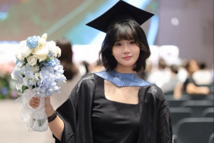 泰山女球迷畢業(yè)典禮上演莫伊塞斯慶祝：喜歡泰山10年，最喜歡大雷