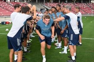歡迎加盟！阿森納球員組成“歡迎通道”讓約克雷斯穿過