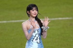 【跨界聯(lián)動】IVE為比賽開球，紐卡隊長特里皮爾還給組合贈送球衣