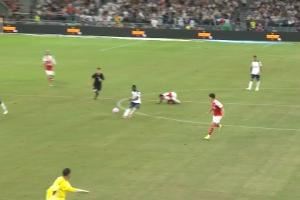 這球漂亮！薩爾超遠距離吊射破門，阿森納0-1落后熱刺！
