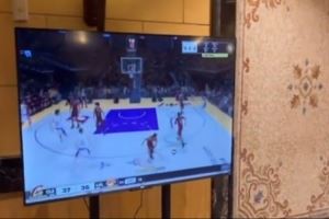 男籃亞洲杯開(kāi)打前各隊(duì)在酒店大廳放松 張寧用約基奇角色打2K??