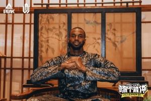 這樣的阿嘴你見(jiàn)過(guò)嗎？維金斯投壺“三分”絕殺 星河里斗舞玩嗨了~