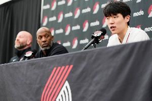 隊(duì)記：楊瀚森或能解決開拓者半場進(jìn)攻問題 比盧普斯不怕用年輕人