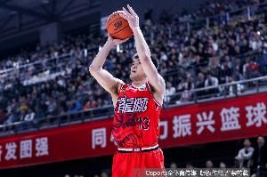 好久不見(jiàn)??郭艾倫現(xiàn)身CBA夏季聯(lián)賽啟東站 并進(jìn)行簡(jiǎn)單投籃