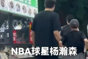 楊瀚森和女友??在廣東某潮汕牛肉丸店用餐 與球迷親切合影