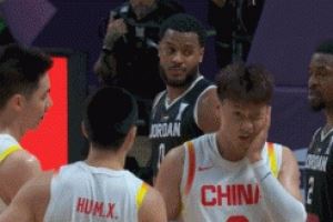 看著都疼！趙睿防守時被對手肘擊面部 隨后被換下場休息