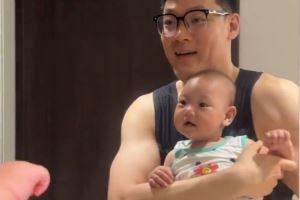 張寧妻子曬日常視頻：爸爸回家的第一天 太開(kāi)心啦