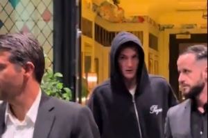 加盟曼聯(lián)在即！塞斯科與經(jīng)紀(jì)人被拍到離開曼徹斯特的一家餐廳