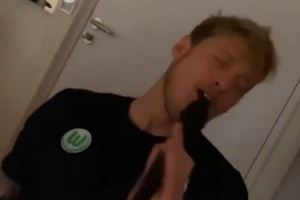 唱得不錯(cuò)喲??韋霍斯特效力狼堡期間在更衣室K歌