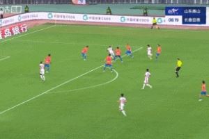“后仰跳頭”失空門！亞泰右路傳中，奧莫伊胡安弗空門頭球頂高