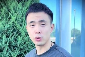 王君瑞曬趙繼偉日常：嗓子經(jīng)過治療有好轉(zhuǎn) 解說男籃比賽
