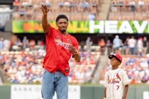 家鄉(xiāng)的驕傲！比爾受邀為老家MLB球隊(duì)紅雀隊(duì)開球！
