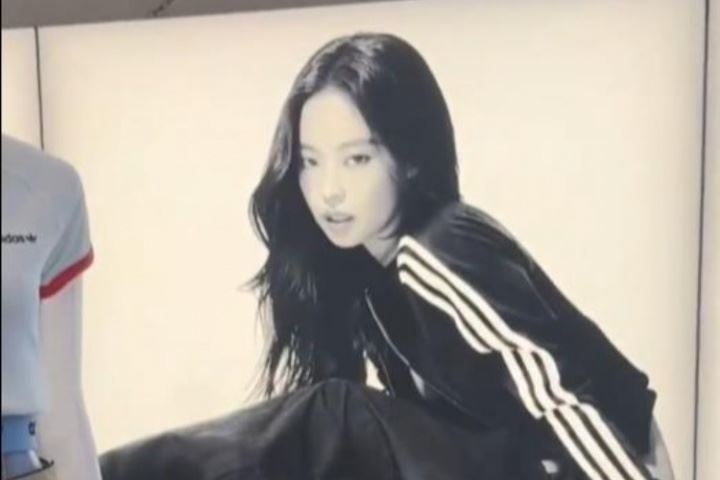 ??好眼光！杰倫威上海探店看見Jennie海報??回頭猛瞅了好幾眼