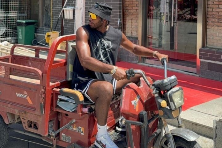 中國名車！希爾德曬游玩照 騎上了鳳凰三蹦子！