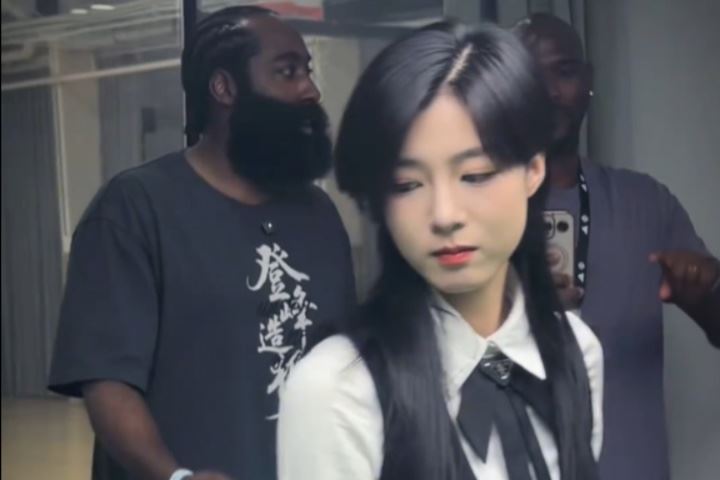 養(yǎng)眼！哈登大戰(zhàn)美女臺球手王思諾 后者還獲贈親簽球鞋