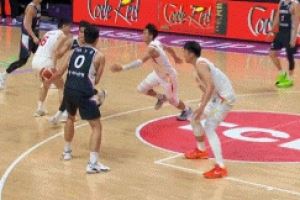 難受了！韓國(guó)男籃中鋒河允基再次吃到掩護(hù)犯規(guī) 5犯被罰下！
