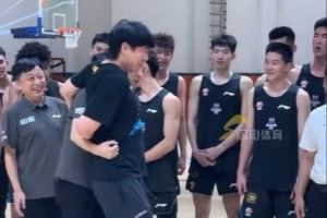 遼寧山東進(jìn)行教學(xué)賽 兩隊合影環(huán)節(jié)楊鳴邱彪互相謙讓&極限拉扯??