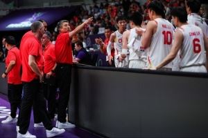 楊毅：中國男籃贏的是聲譽(yù)、環(huán)境、信心、支撐這個(gè)行業(yè)的希望