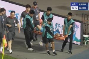 望無大礙！吳亞軻因傷被擔架抬出場，此前神撲力保球門不失