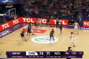 沖擊內(nèi)線！廖三寧凌波微步上籃得手 余嘉豪強(qiáng)攻造殺傷兩罰都有