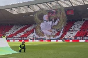 回歸英超首戰(zhàn)！桑德蘭球迷打出巨幅TIFO：為戰(zhàn)斗做好準(zhǔn)備