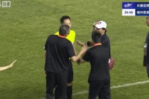 跪了！梅州禁區(qū)倒地沒吹后亞泰破門，梅州工作人員激動(dòng)向主裁下跪