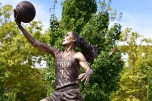 WNBA歷史首人！西雅圖風(fēng)暴隊名宿蘇-伯德的雕像今天揭幕