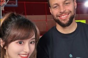 嘴角根本壓不下來！美女主持王小七曬照：兄弟們 和庫里自拍來了