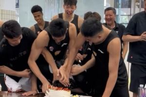 杜鋒曬杜潤旺生日會花絮：被一群人摁蛋糕里 事后找徐杰“算賬”