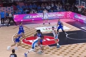 希臘怪獸！字母哥連續(xù)強(qiáng)吃 大長(zhǎng)臂舉球攻筐反扣+放籃