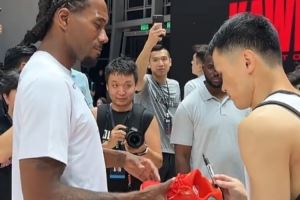 李觀洋社媒曬與小卡同場競技視頻：很難描述他張開手防守時多夸張