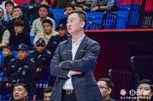 媒體人：9名球員離開了青島 球隊(duì)陣容十分年輕 王奕博會帶來經(jīng)驗(yàn)