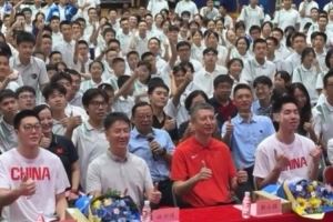 開學(xué)驚喜！郭士強胡明軒朱俊龍現(xiàn)身華南師范大學(xué)附中和師生交流