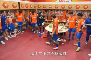 王大雷半場休息時(shí)喊話隊(duì)友：兩個(gè)、三個(gè)、四個(gè)繼續(xù)打！