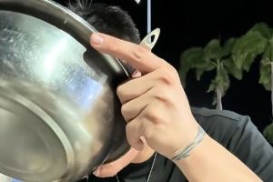 朱芳雨三亞逛海鮮市場瘋狂砍價(jià) 透露王治郅至今沒微信&請(qǐng)吃飯用卡