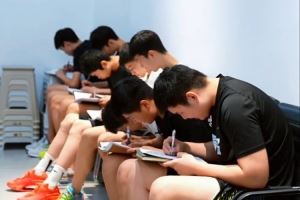 俱樂(lè)部深入貫徹體教融合！青年隊(duì)每周3節(jié)文化課 體育教育一起抓！
