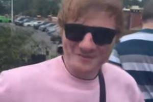 郵報：球迷假扮成歌手黃老板混入老特拉福德看球拍攝，隨后被識破