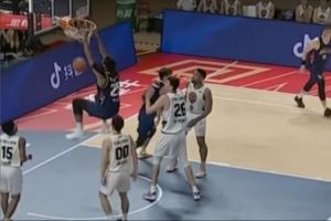 絕對統(tǒng)治力！香港金?？栴D超七成命中率砍下28分15板率隊取勝