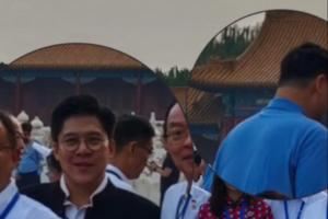 這身形太扎眼了！姚明受邀觀禮九三閱兵儀式 和霍啟剛“同框了”